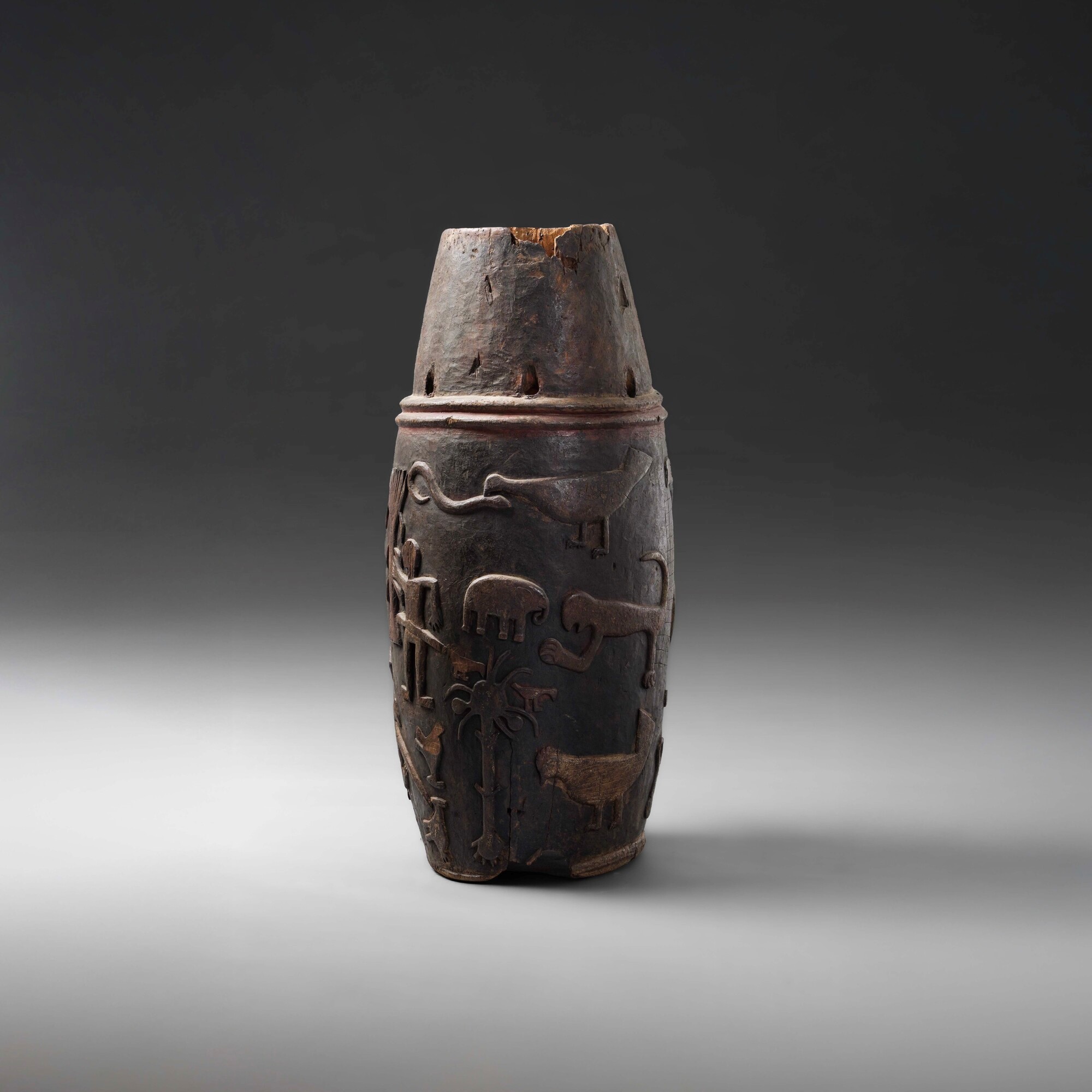 Ashanti, Ghana, Tamburo in legno con pigmenti, patina scura