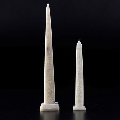 2 Obelischi Scolpiti in Marmo Bianco