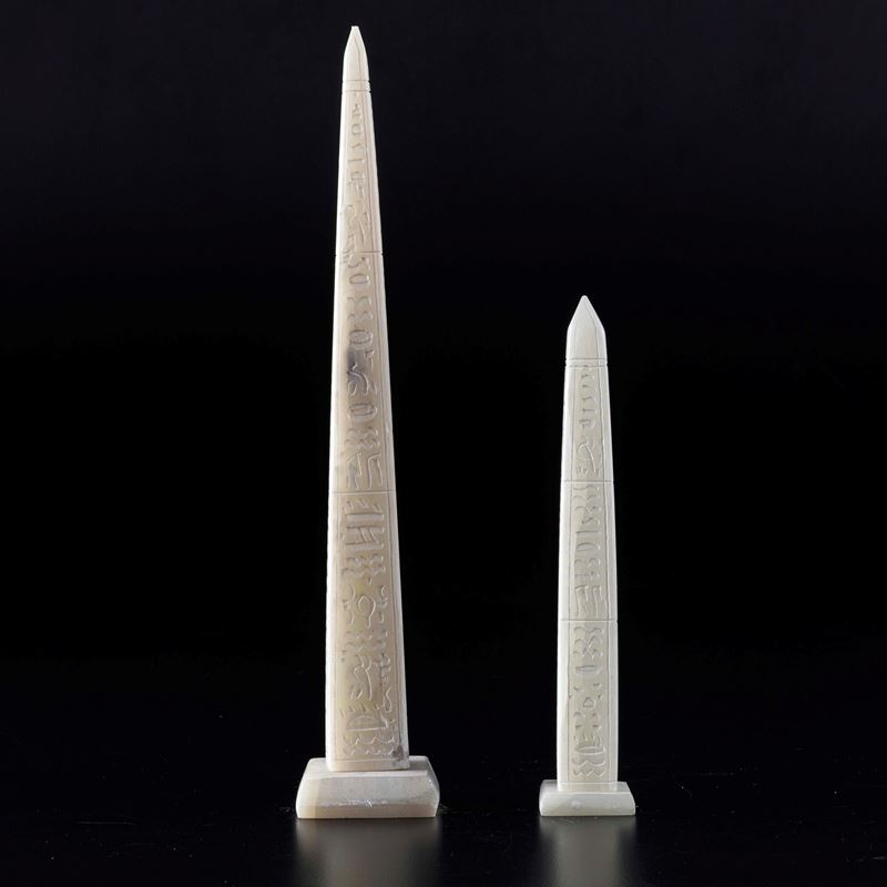2 Obelischi Scolpiti in Marmo Bianco