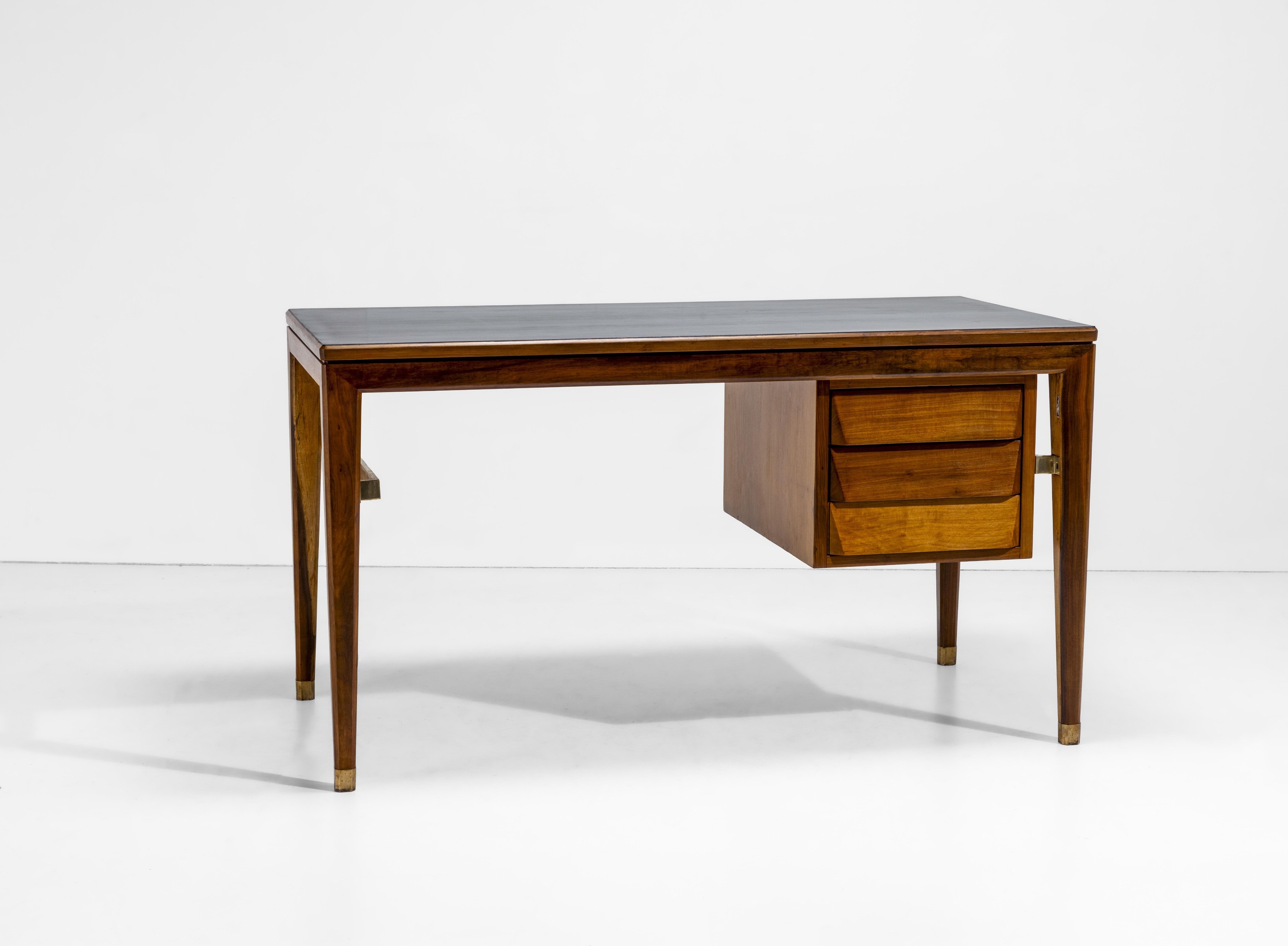 Gio Ponti - Scrivania in legno laccato e legno con dettagli in ottone
