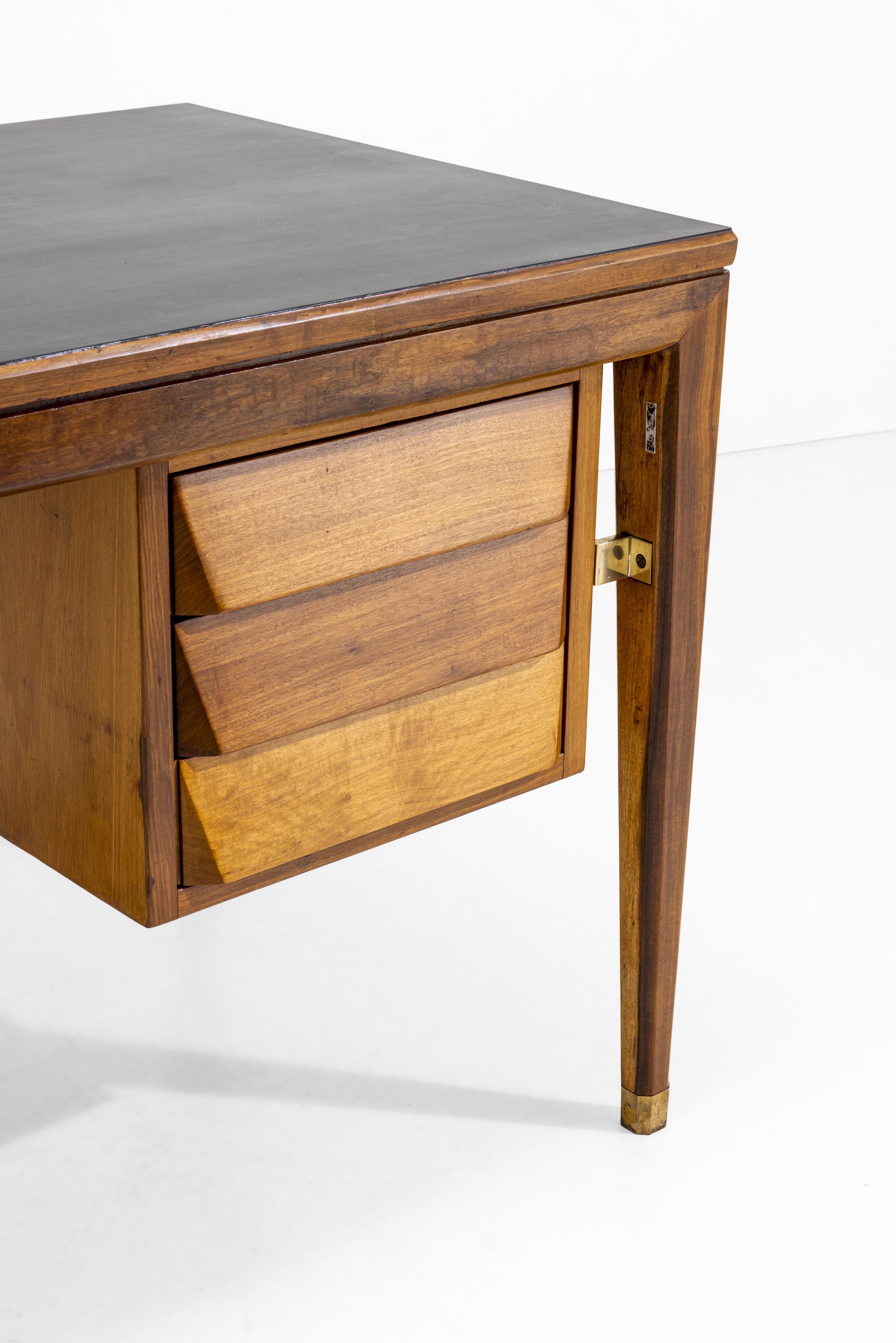 Gio Ponti - Scrivania in legno laccato e legno con dettagli in ottone