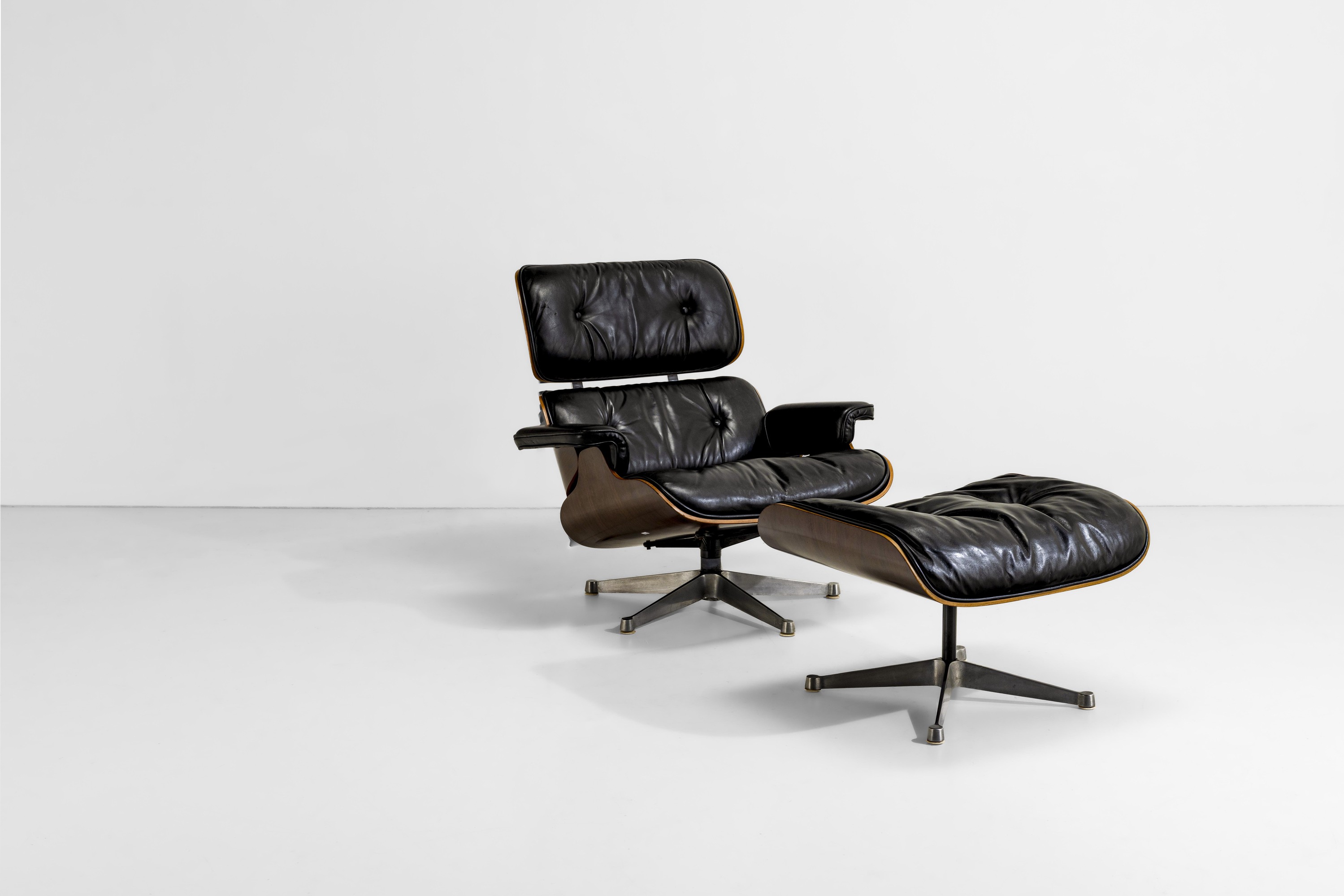 Charles & Ray Eames - Lounge chair 670 con ottomana 671