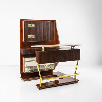 Mobile bar in legno con rivestimenti in legno grissinato e piano in marmo di Carrara