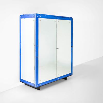 Mobile contenitore in legno e legno laccato con cristallo specchiato e colorato, ottone