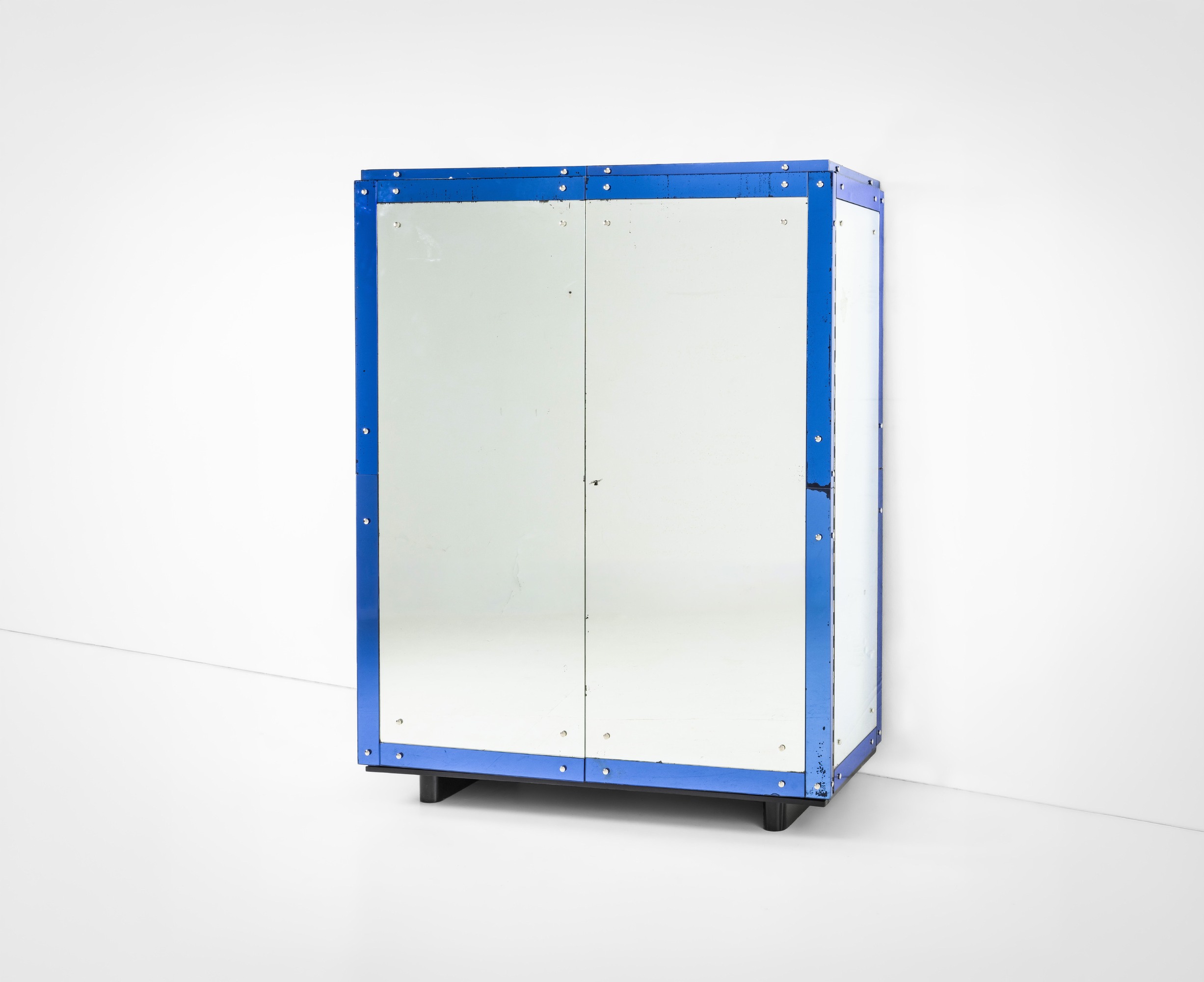 Brusotti - Mobile contenitore in legno e legno laccato con cristallo specchiato e colorato, otton...