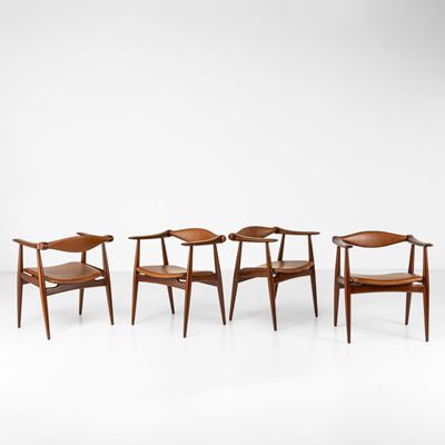 Quattro sedie mod. CH34, struttura in legno e rivestimenti in pelle