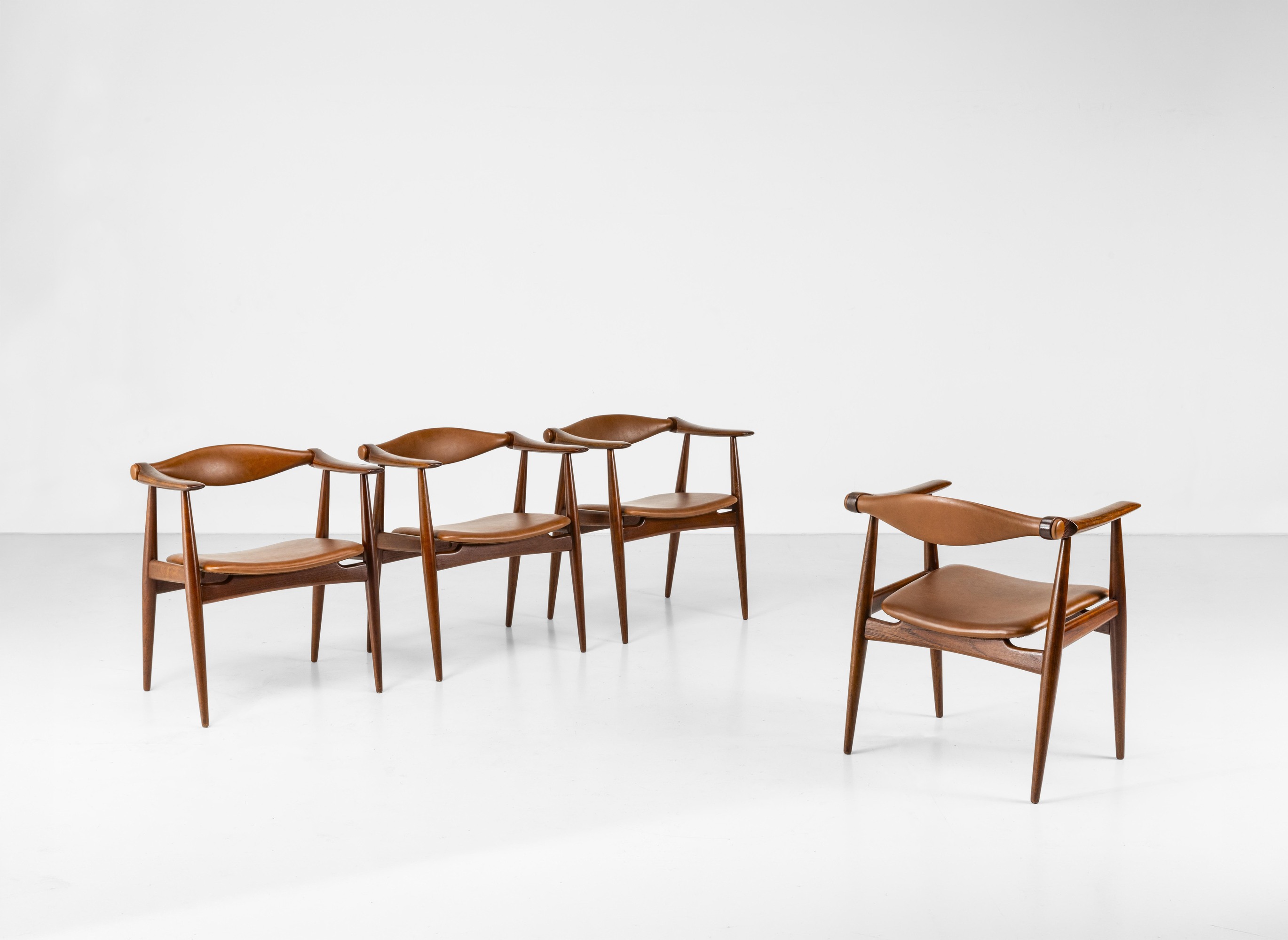 Hans J. Wegner - Quattro sedie mod. CH34, struttura in legno e rivestimenti in pelle