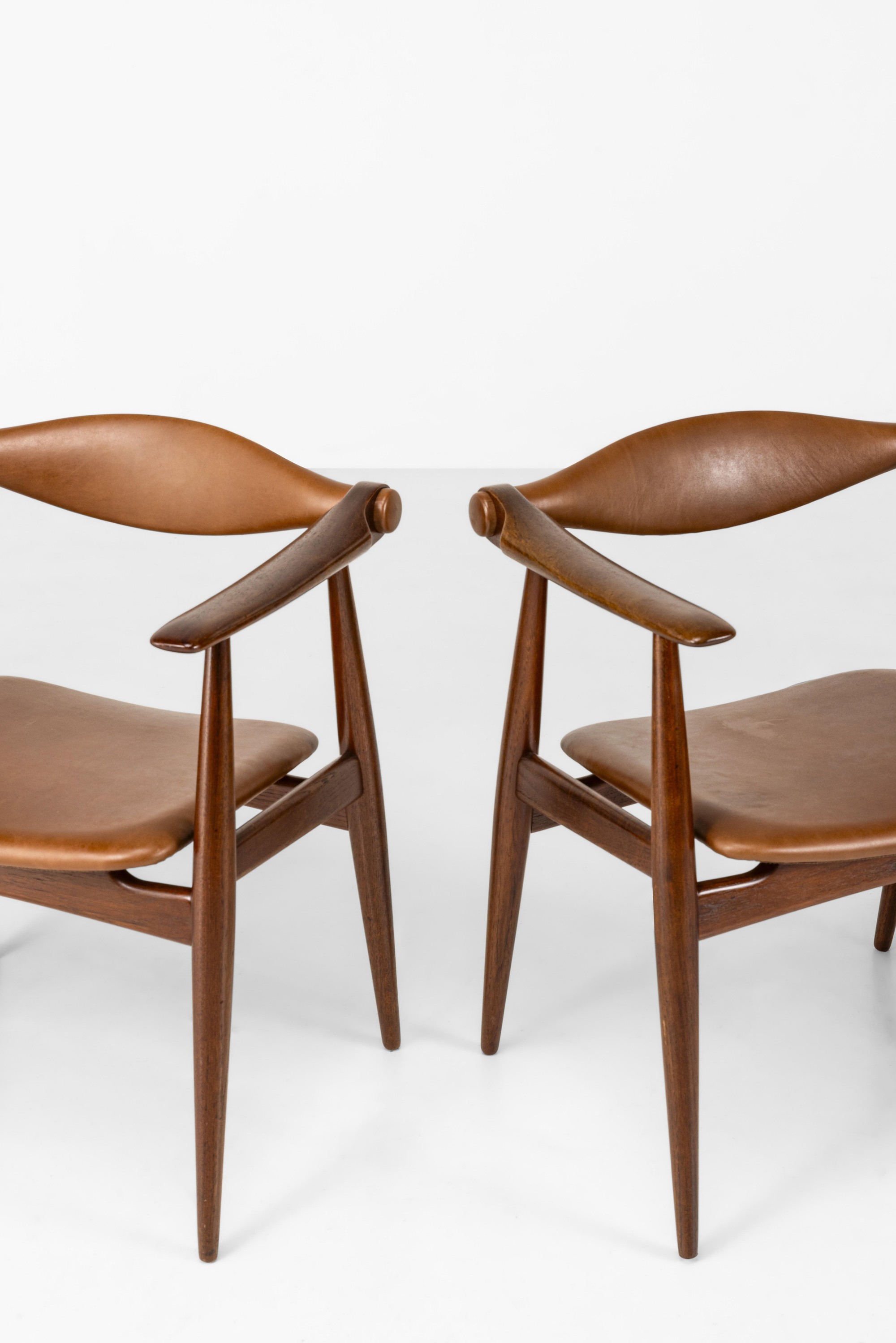 Hans J. Wegner - Quattro sedie mod. CH34, struttura in legno e rivestimenti in pelle