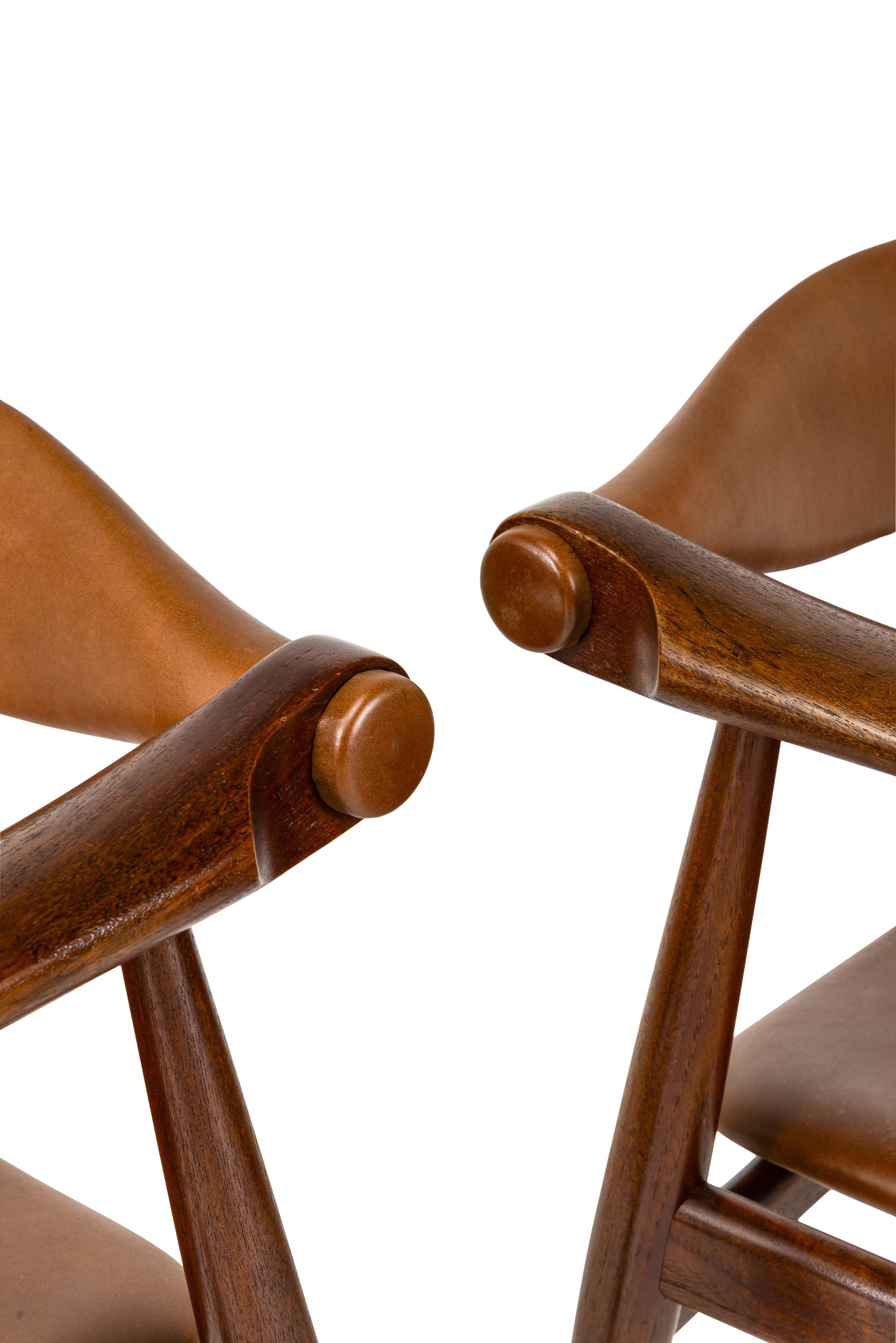 Hans J. Wegner - Quattro sedie mod. CH34, struttura in legno e rivestimenti in pelle