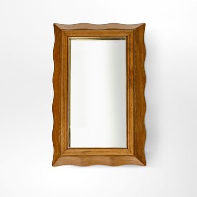 Specchiera con cornice in legno sagomato e profilo interno in ottone