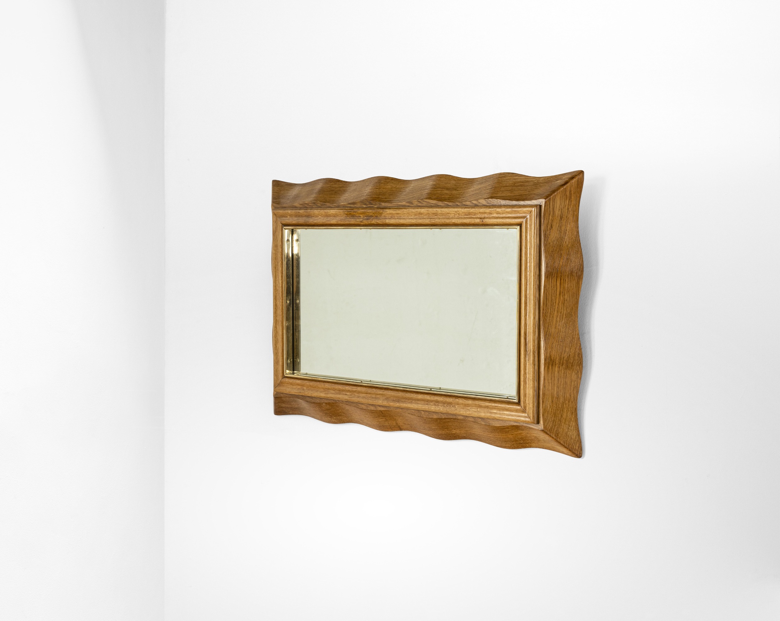 Paolo Buffa - Specchiera con cornice in legno sagomato e profilo interno in ottone