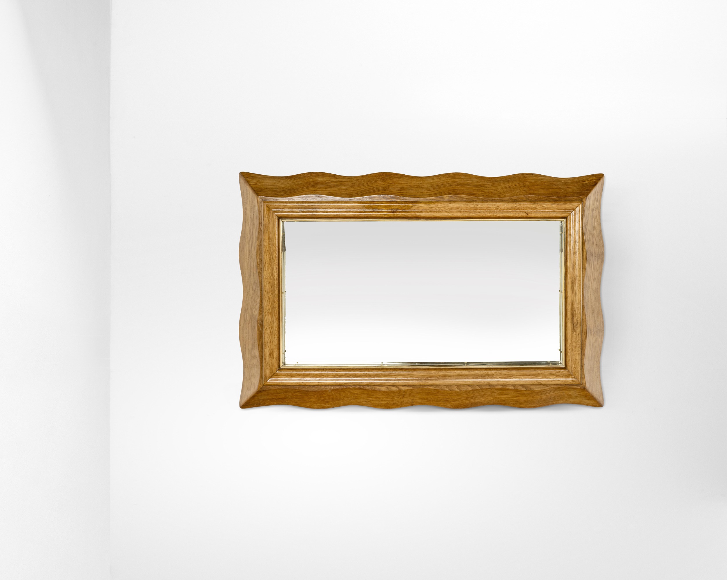 Paolo Buffa - Specchiera con cornice in legno sagomato e profilo interno in ottone