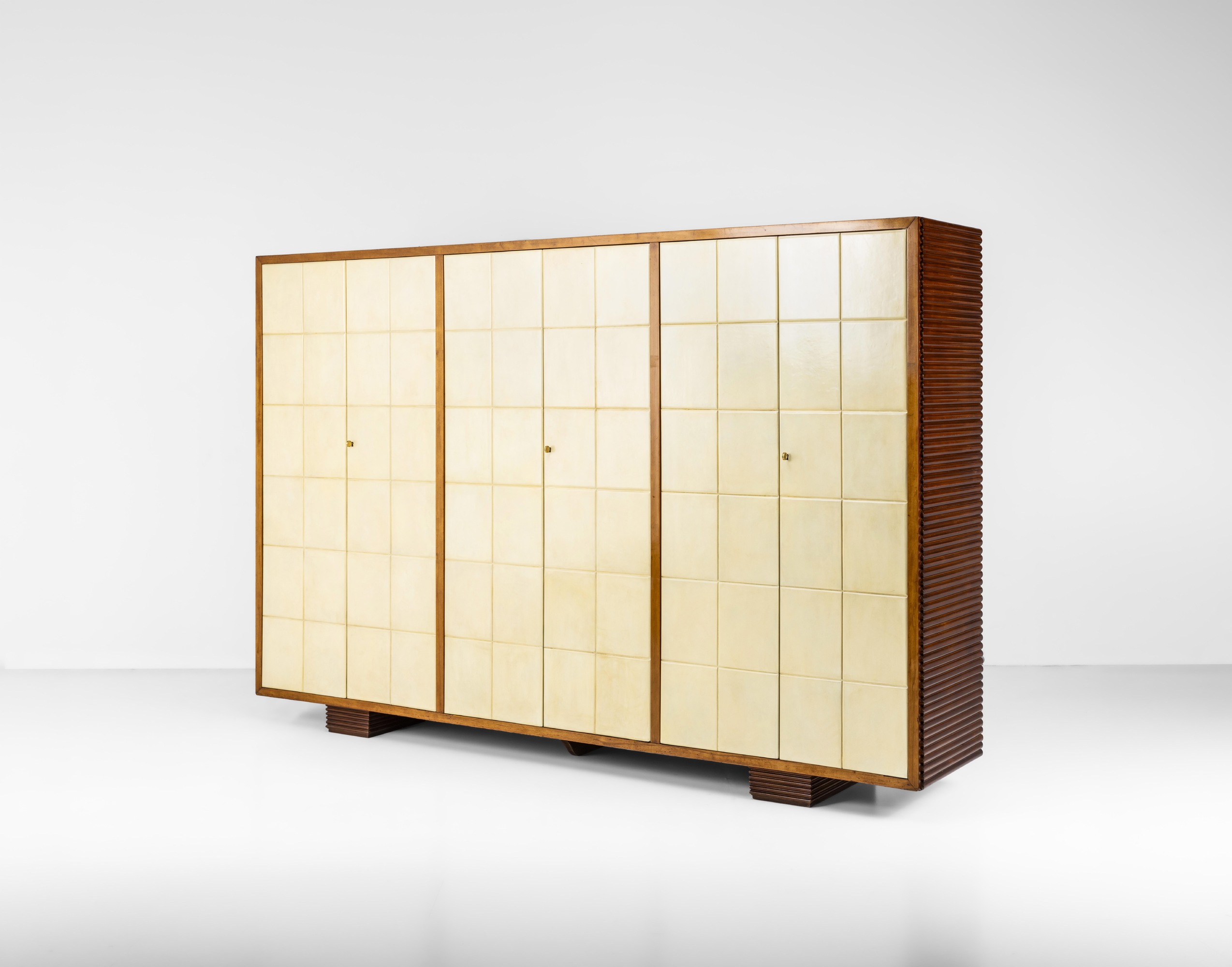 Osvaldo Borsani - Mobile contenitore in legno con fianchi in grissinato e rivestimenti in pergame...