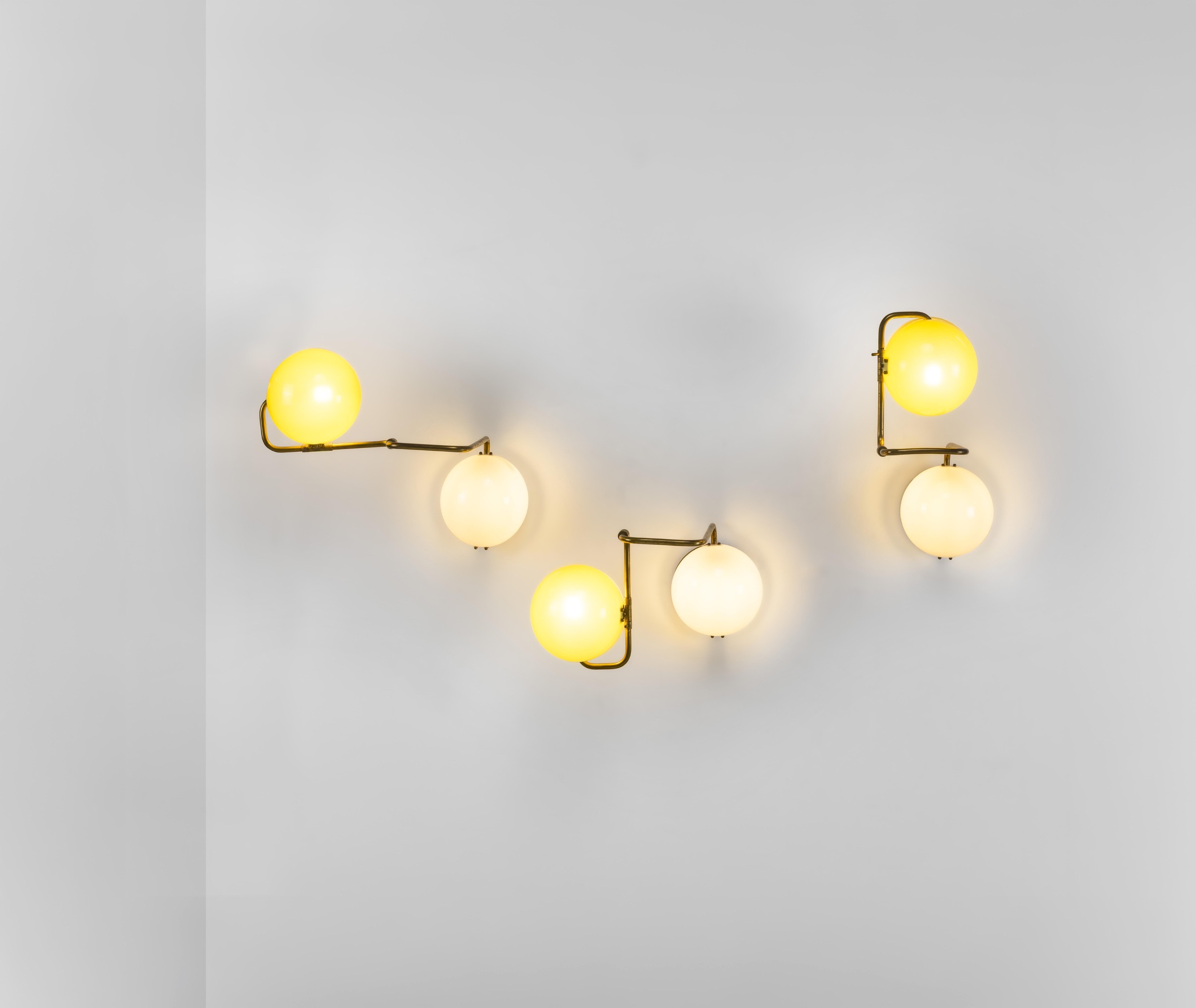 Prodotto in Italia, Tre lampade a parete, struttura in metallo e ottone con diffusori in perspex ...