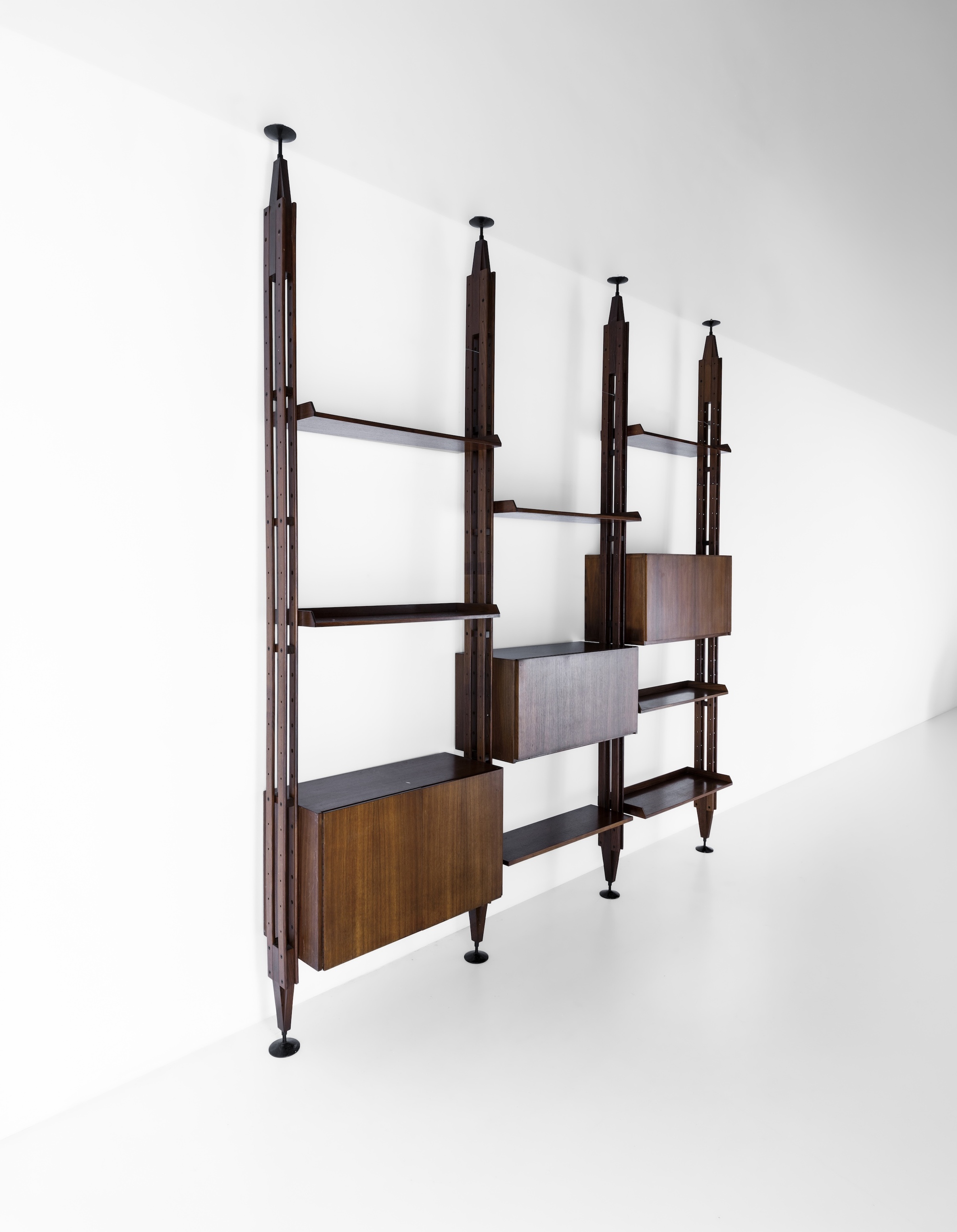 Franco Albini - Libreria mod. LB7, struttura in legno e alluminio pressofuso laccato