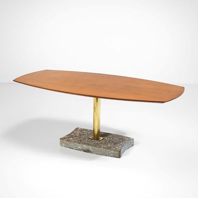 Tavolo (piano sagomato con sostegno in ottone e base in pietra lavorata)