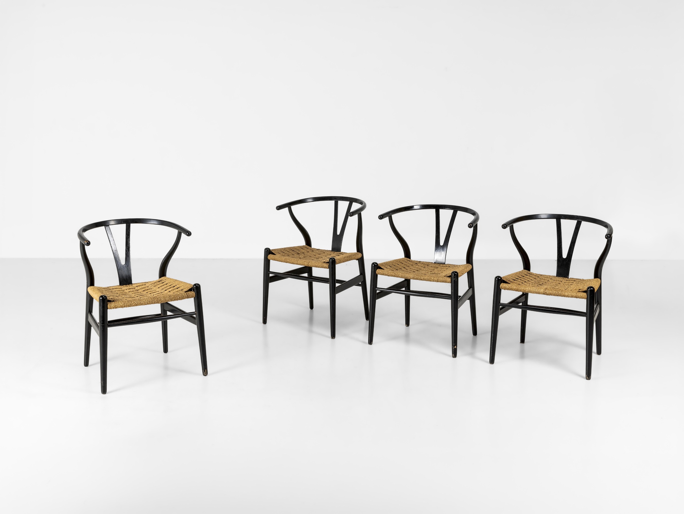 Hans J. Wegner - Quattro sedie in legno laccato con seduta in corda intrecciata