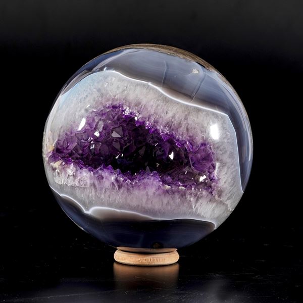 Large sphere with an amethyst druse