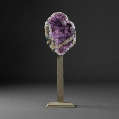Grande Drusa di Ametista con Filone di Calcite, su Base Metallica
