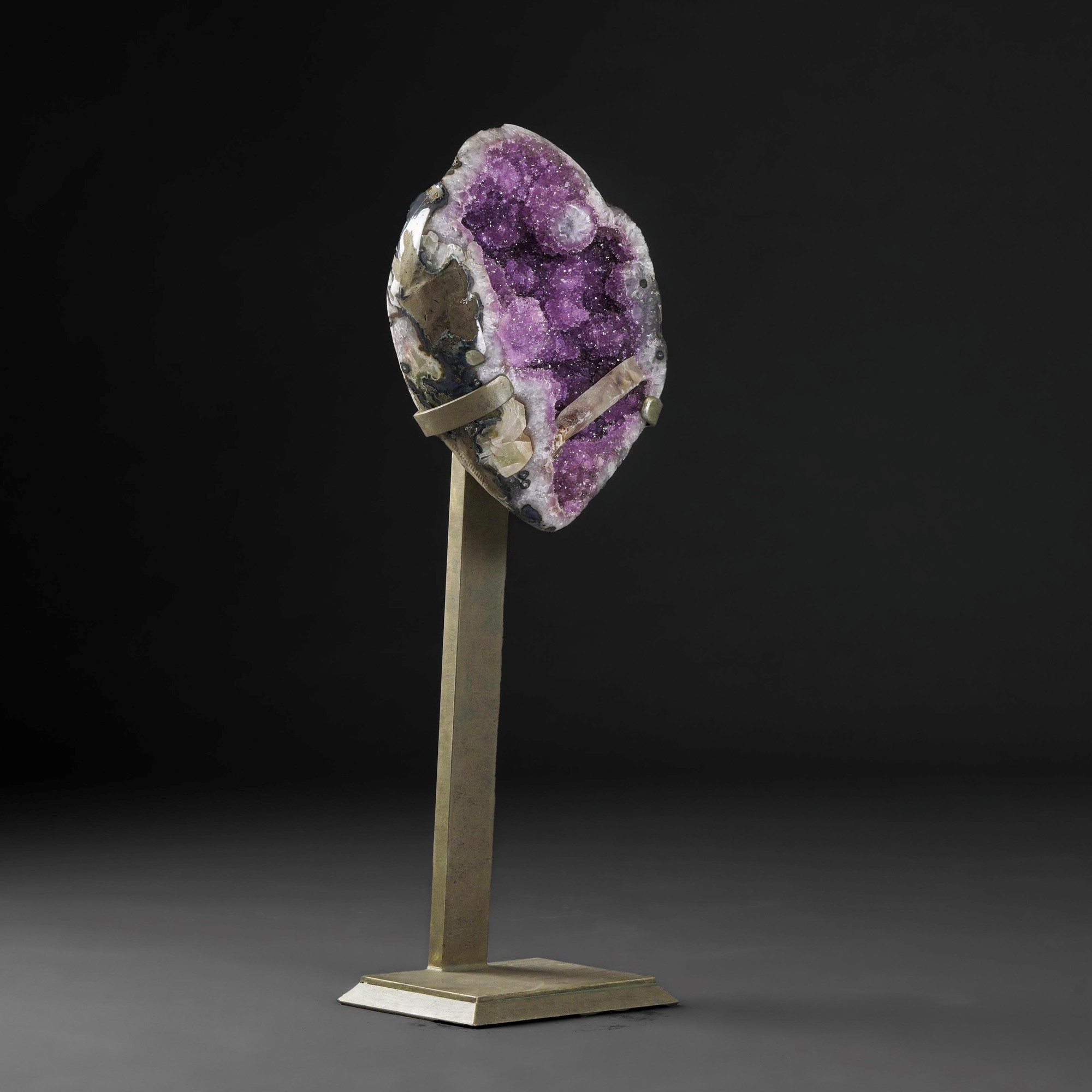 Grande Drusa di Ametista con Filone di Calcite, su Base Metallica