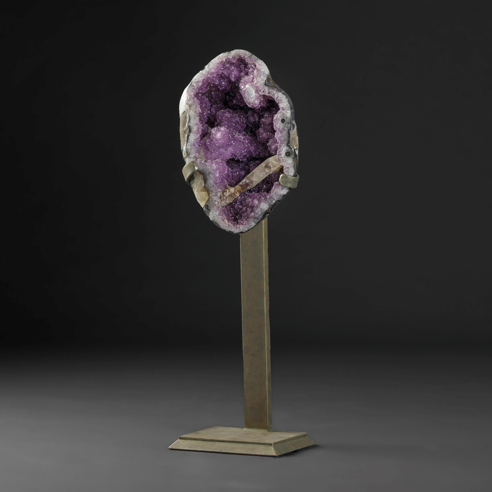 Grande Drusa di Ametista con Filone di Calcite, su Base Metallica