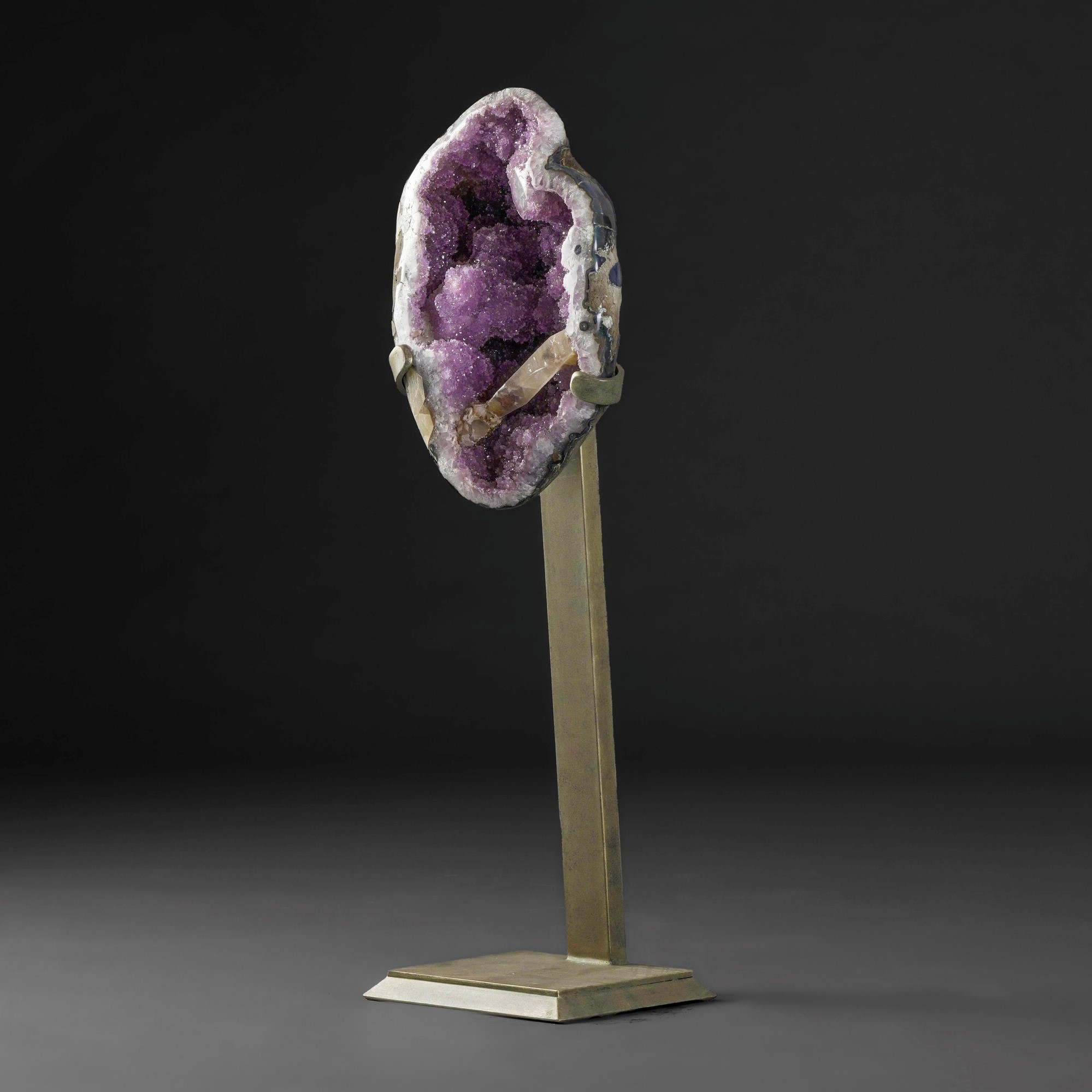 Grande Drusa di Ametista con Filone di Calcite, su Base Metallica