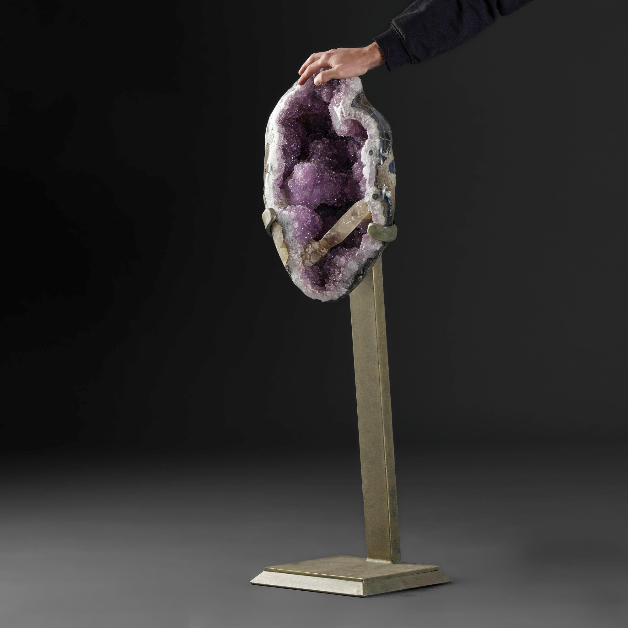 Grande Drusa di Ametista con Filone di Calcite, su Base Metallica
