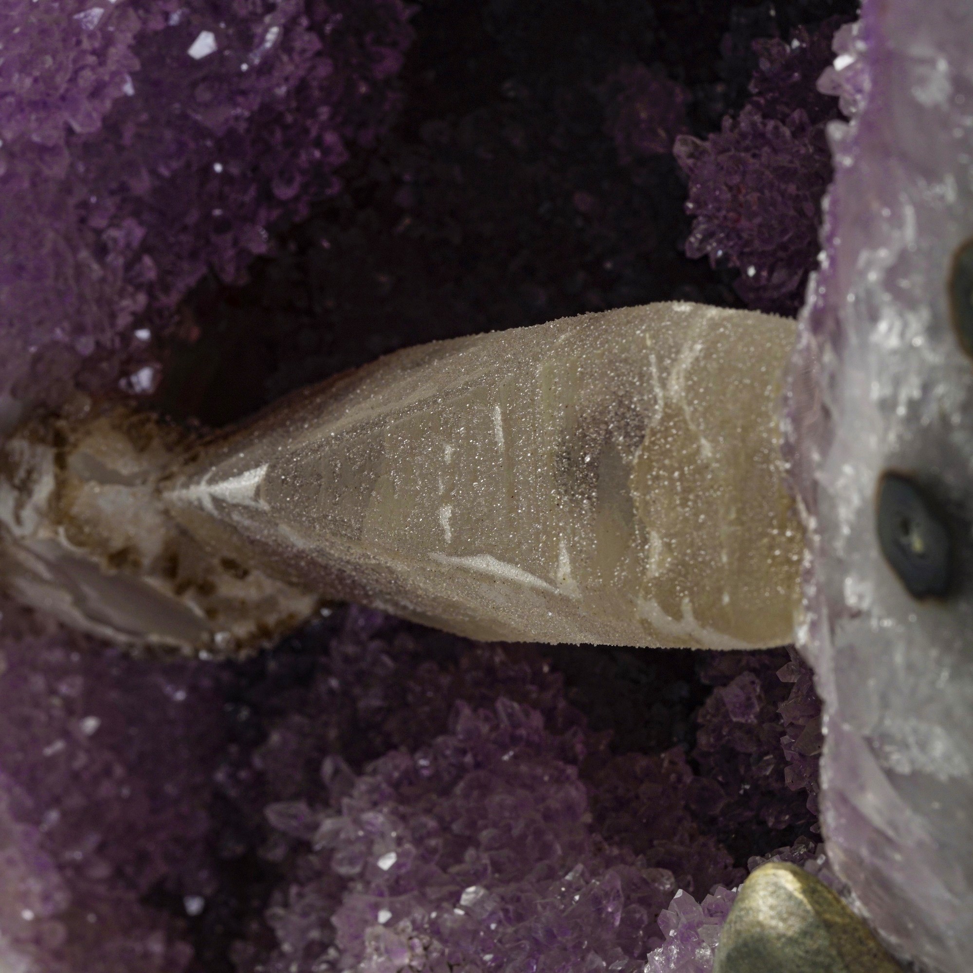 Grande Drusa di Ametista con Filone di Calcite, su Base Metallica