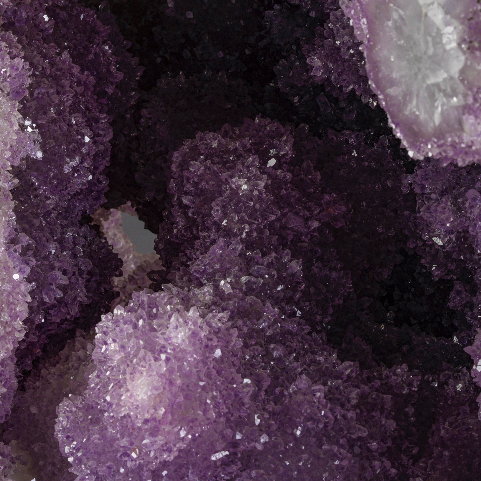 Grande Drusa di Ametista con Filone di Calcite, su Base Metallica