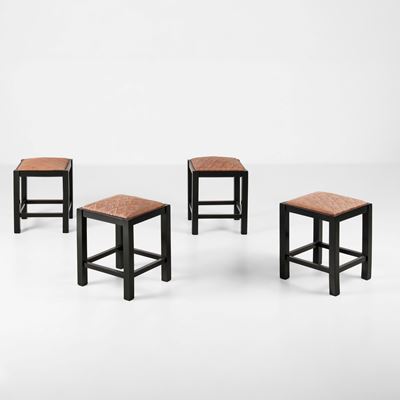 Quattro sgabelli (struttura in legno laccato e tessuto)