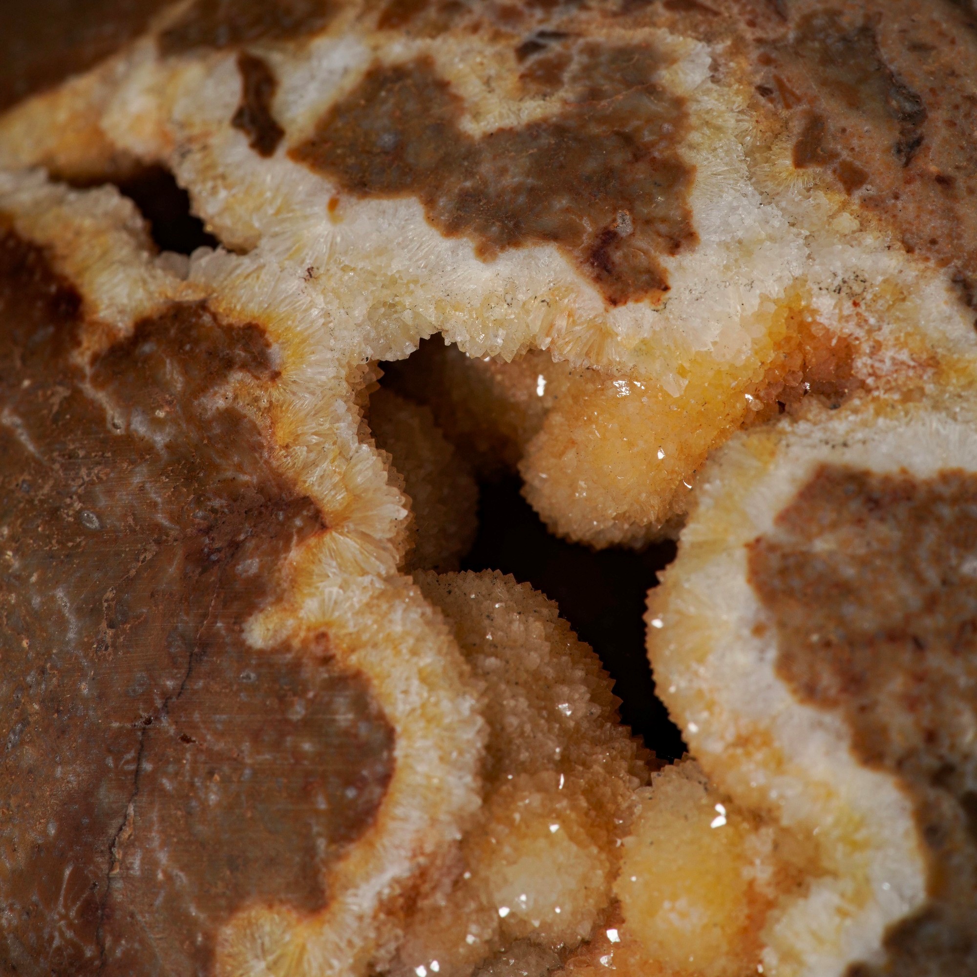 Sfera di Calcite Gialla con Drusa