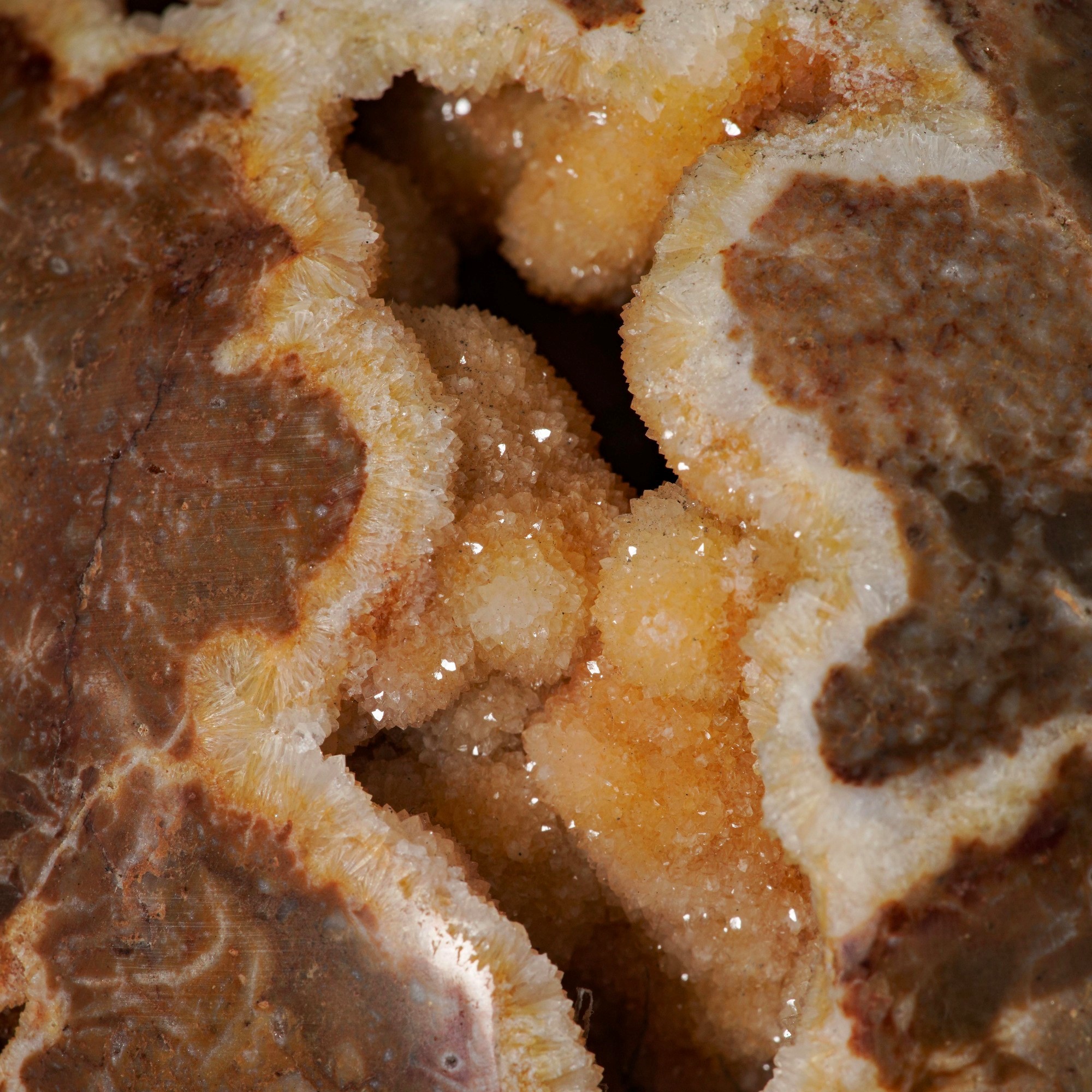 Sfera di Calcite Gialla con Drusa