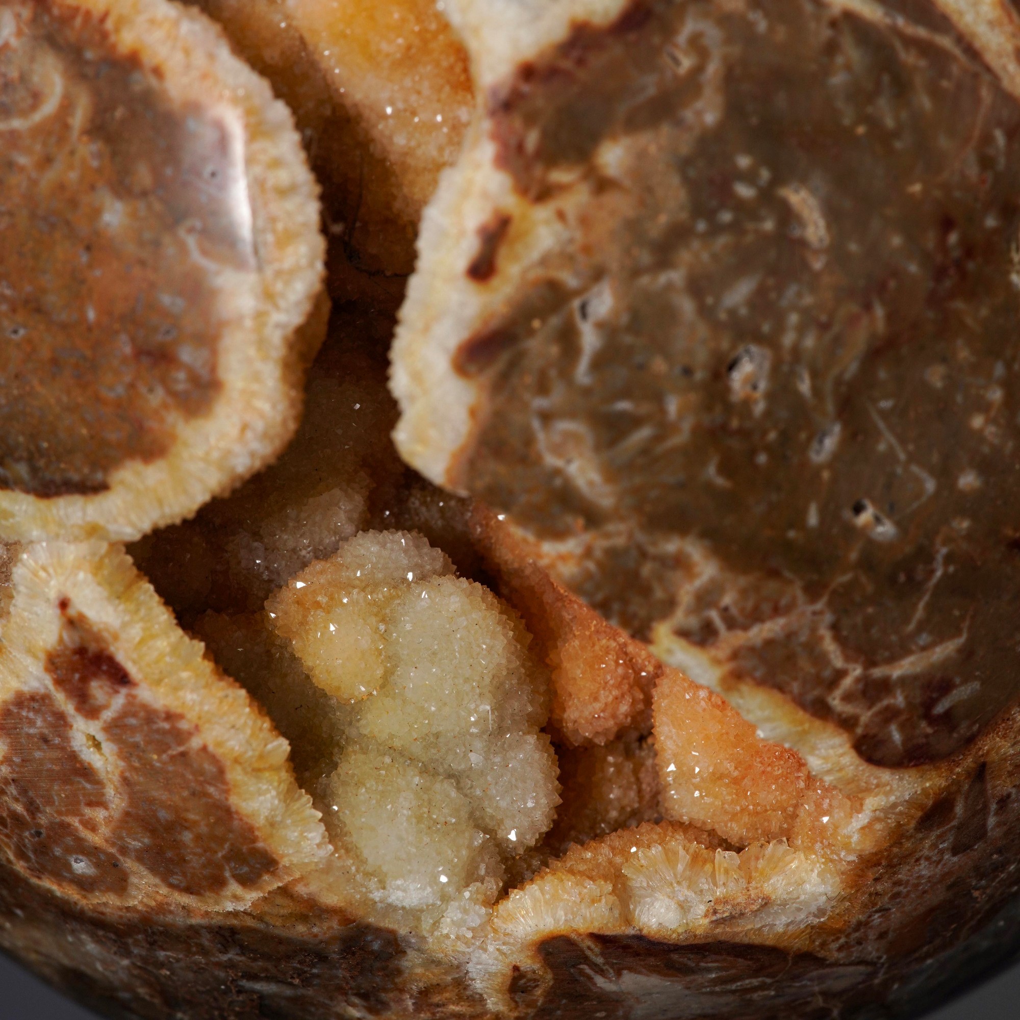 Sfera di Calcite Gialla con Drusa