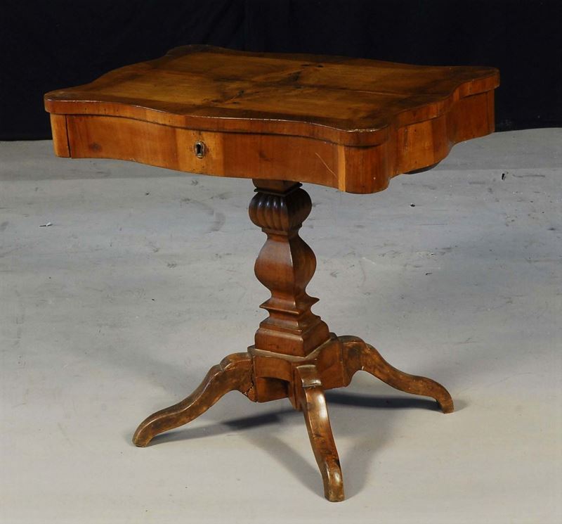 Tavolino da lavoro in noce, inizio XX secolo  - Asta Antiquariato e Dipinti Antichi - Cambi Casa d'Aste
