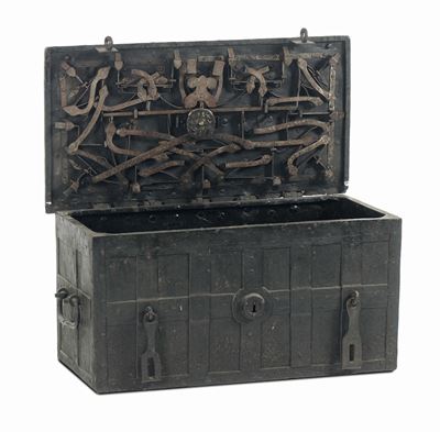Forziere in Ferro a Forma di Cassa di Bordo, Fine XVI Secolo