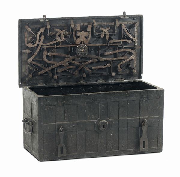 Forziere in ferro a forma di cassa di bordo, fine XVI secolo