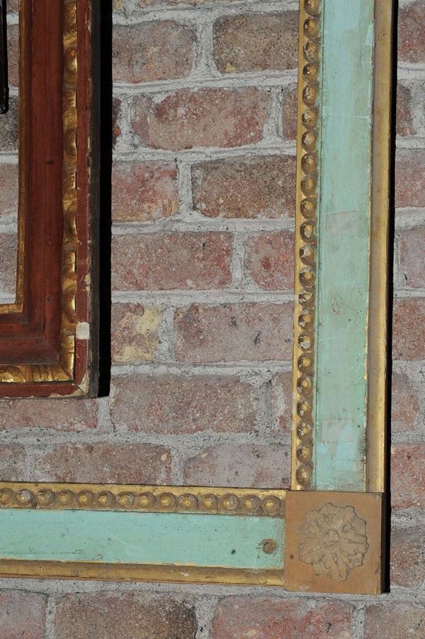 Cornice laccata Luigi XVI con perline sulla battuta, fine XIX secolo