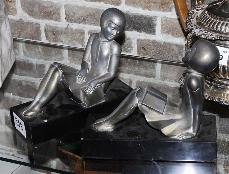 Coppia di fermalibri in metallo raffiguranti bambine  - Asta Antiquariato e Dipinti Antichi - Cambi Casa d'Aste