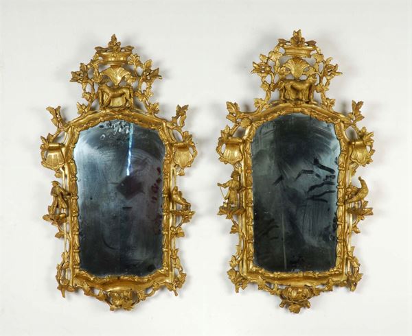 Coppia di specchiere Luigi XV dorate e riccamente intagliate a volute, Venezia metˆ XVIII secolo