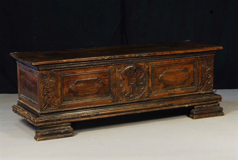 Cassapanca Luigi XIV in noce, XVII secolo  - Auction OnLine Auction 11-2012 - Cambi Casa d'Aste