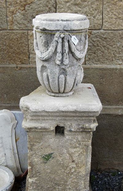 Vaso in Pietra con Decorazione a Festoni