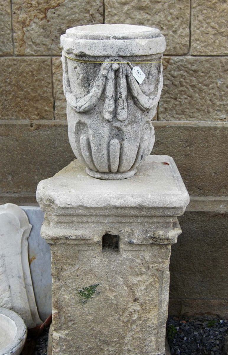 Vaso in pietra con decorazione a festoni  - Asta Antiquariato, Argenti e Dipinti Antichi - Cambi Casa d'Aste