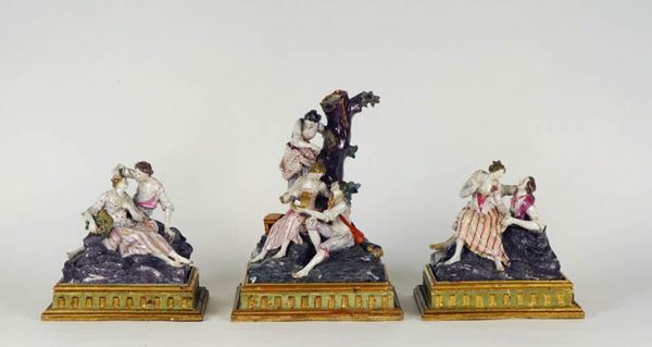 Tre gruppi in ceramica raffiguranti scene galanti, XVIII secolo