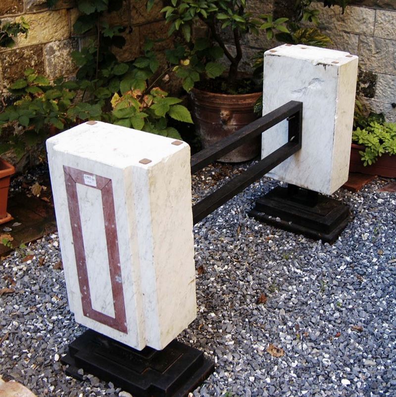Base di tavolo composta da due elementi in marmo bianco con bordo rosso  - Auction OnLine Auction 7-2013 - Cambi Casa d'Aste