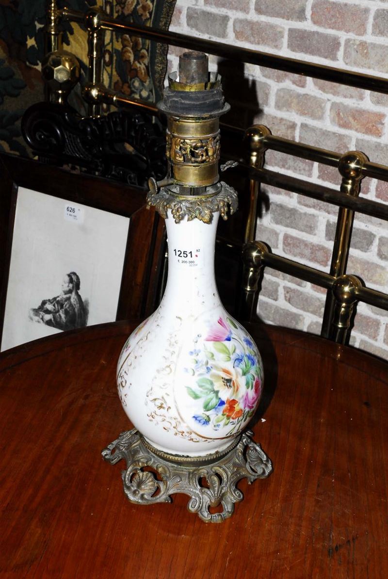 Grande lume in porcellana dipinta vecchia Parigi  - Auction Antiquariato, Argenti e Dipinti Antichi - Cambi Casa d'Aste