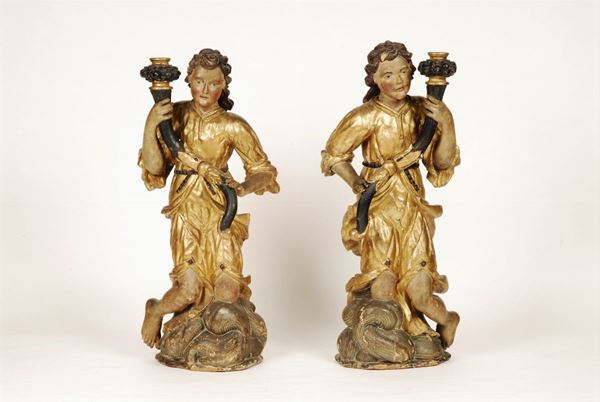 Coppia di angeli in legno intagliato, lacccato e dorato, Venezia XVII secolo