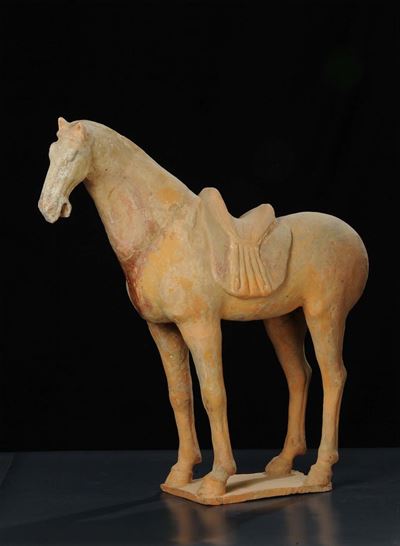 Cavallo Sellato in Terracotta Modellato a Stampo, Dinastia Tang (618-907)