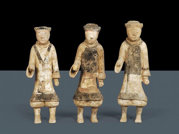 Tre guardiani in terracotta modellata a stampo, riferibili dinastia Han (206 a.C - 220 d.C.)