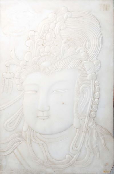 Piastra in Marmo con Bassorilievo di Guanyin con Tiara tra i Capelli, Cina, XX Secolo