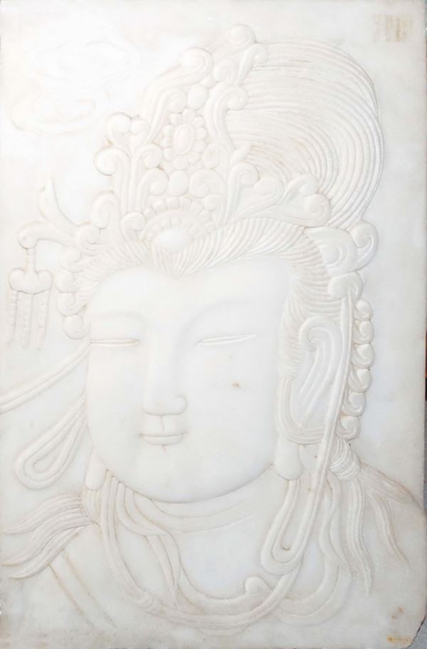 Piastra in marmo con bassorilievo di Guanyin con tiara tra i capelli, Cina, XX secolo